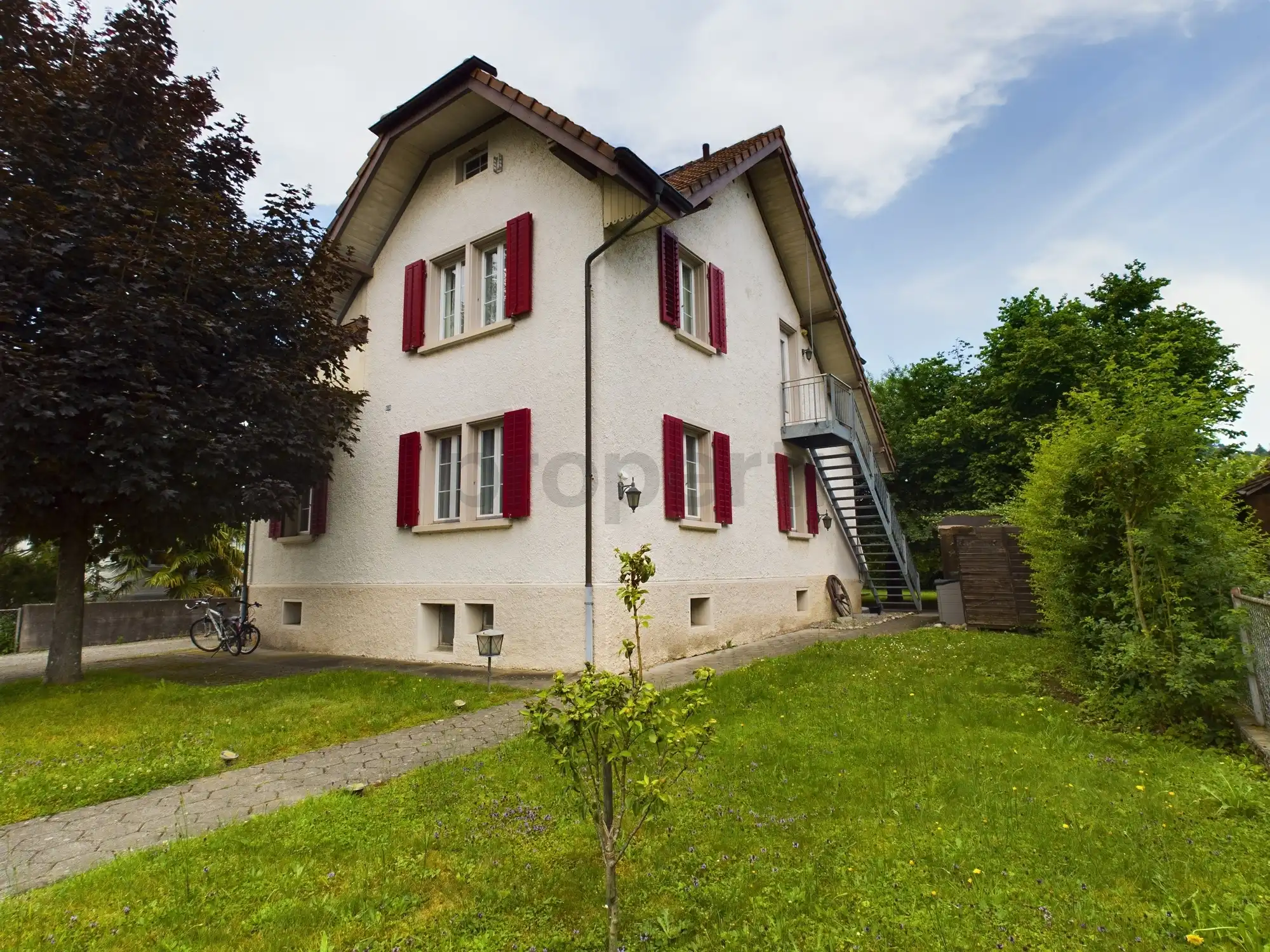 Reserviert -Gemütliches Zweifamilienhaus an guter Lage mit wunderschönem Garten in Gränichen