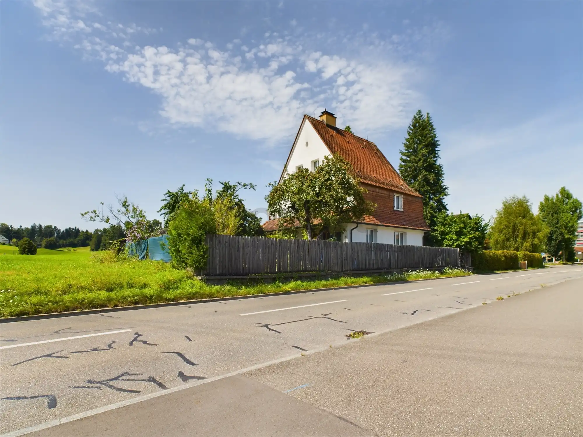 Reserviert -ZWEIFAMILIENHAUS MIT GROSSEM POTENZIAL