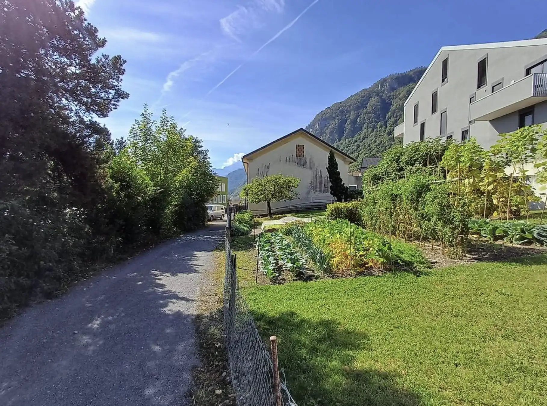 Terrain (constructible) de 1823 m2 et immeuble à vendre dans la commune de Vouvry