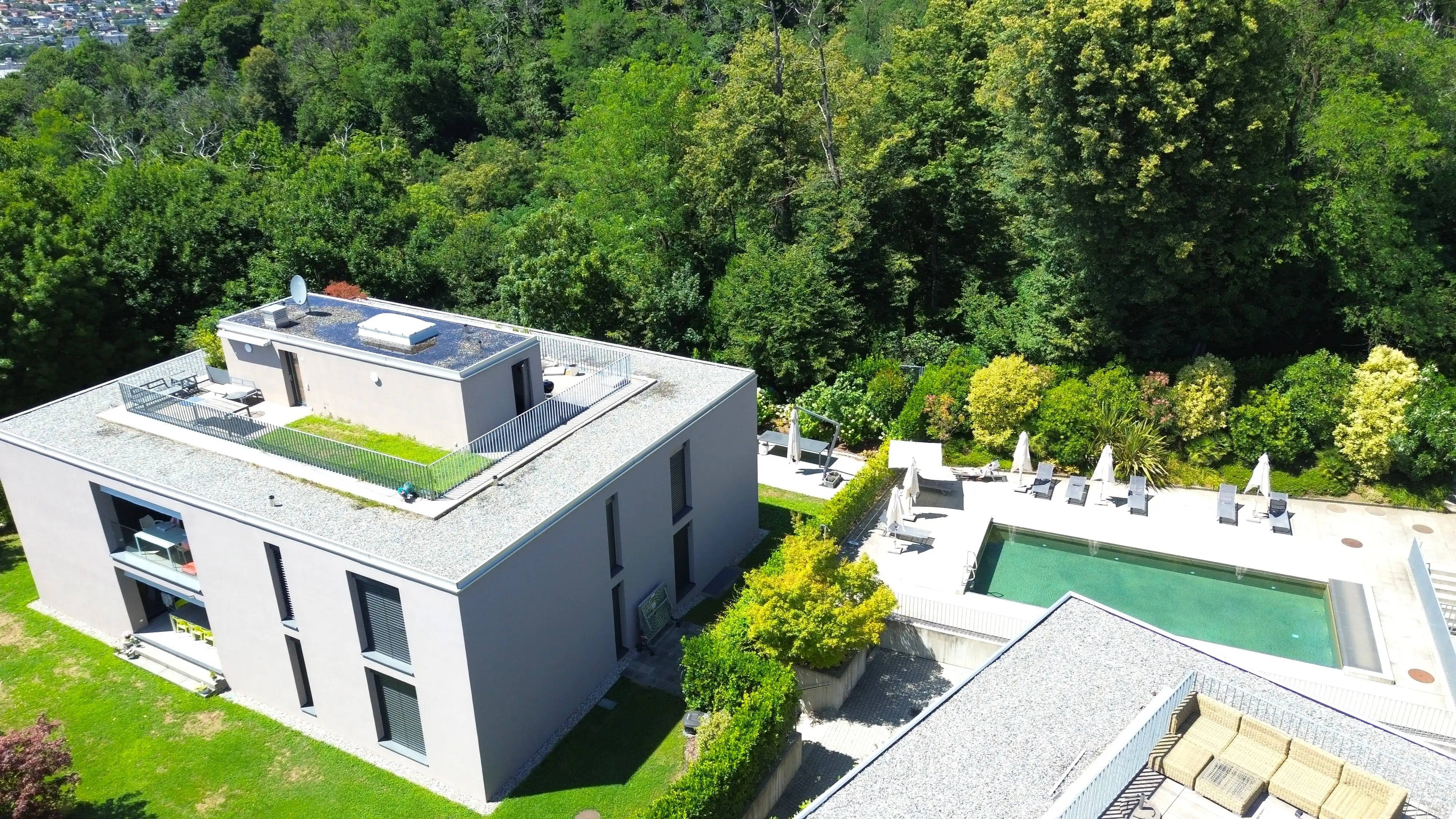 Straordinaria Appartamento di Charme con Giardino e Piscina in Residenza Esclusiva"