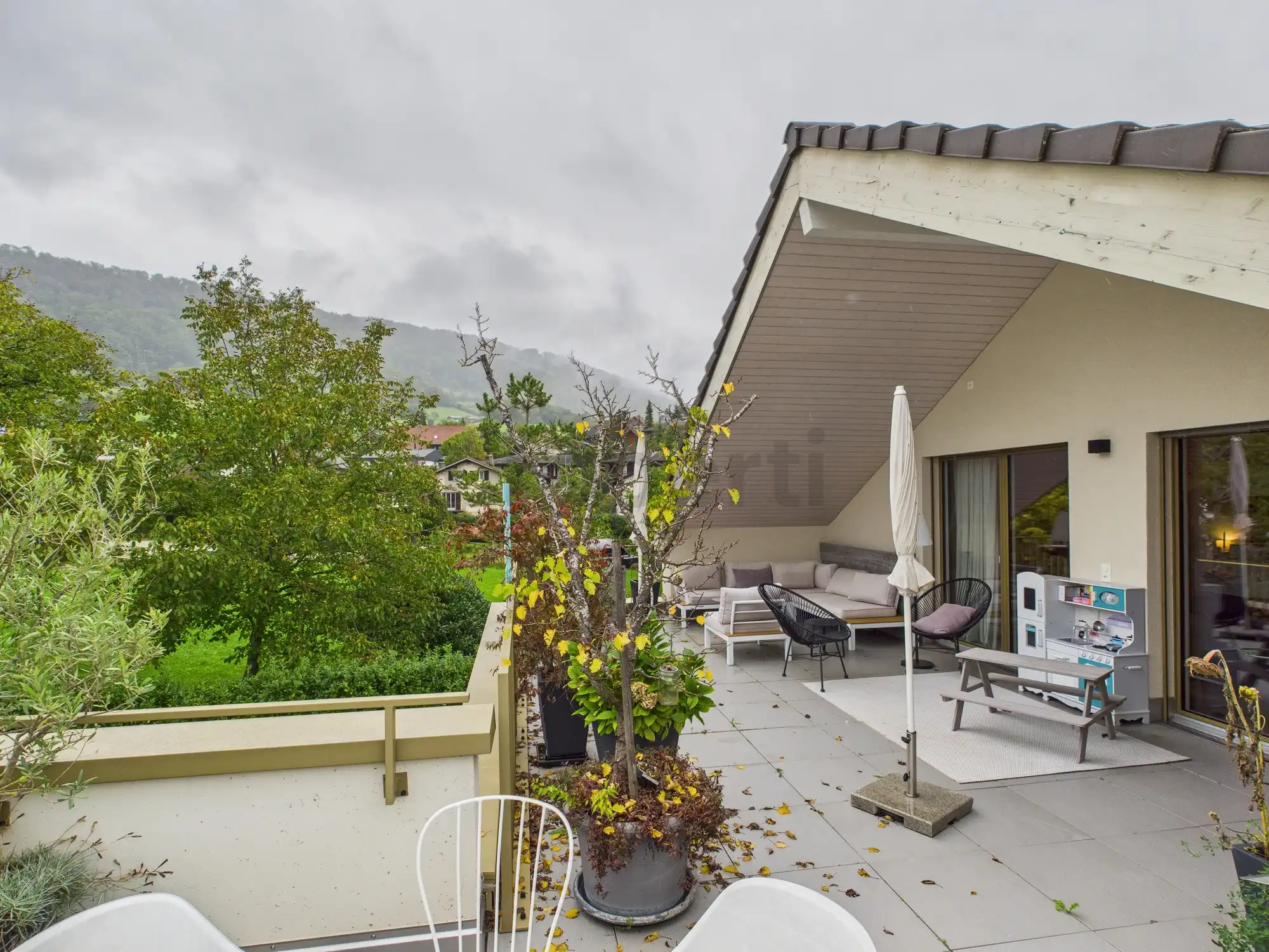 Moderne 5.5-Zimmer Dachwohnung in Erlinsbach mit wunderschöner Terrasse, von wo Sie die Abendsonne geniessen können