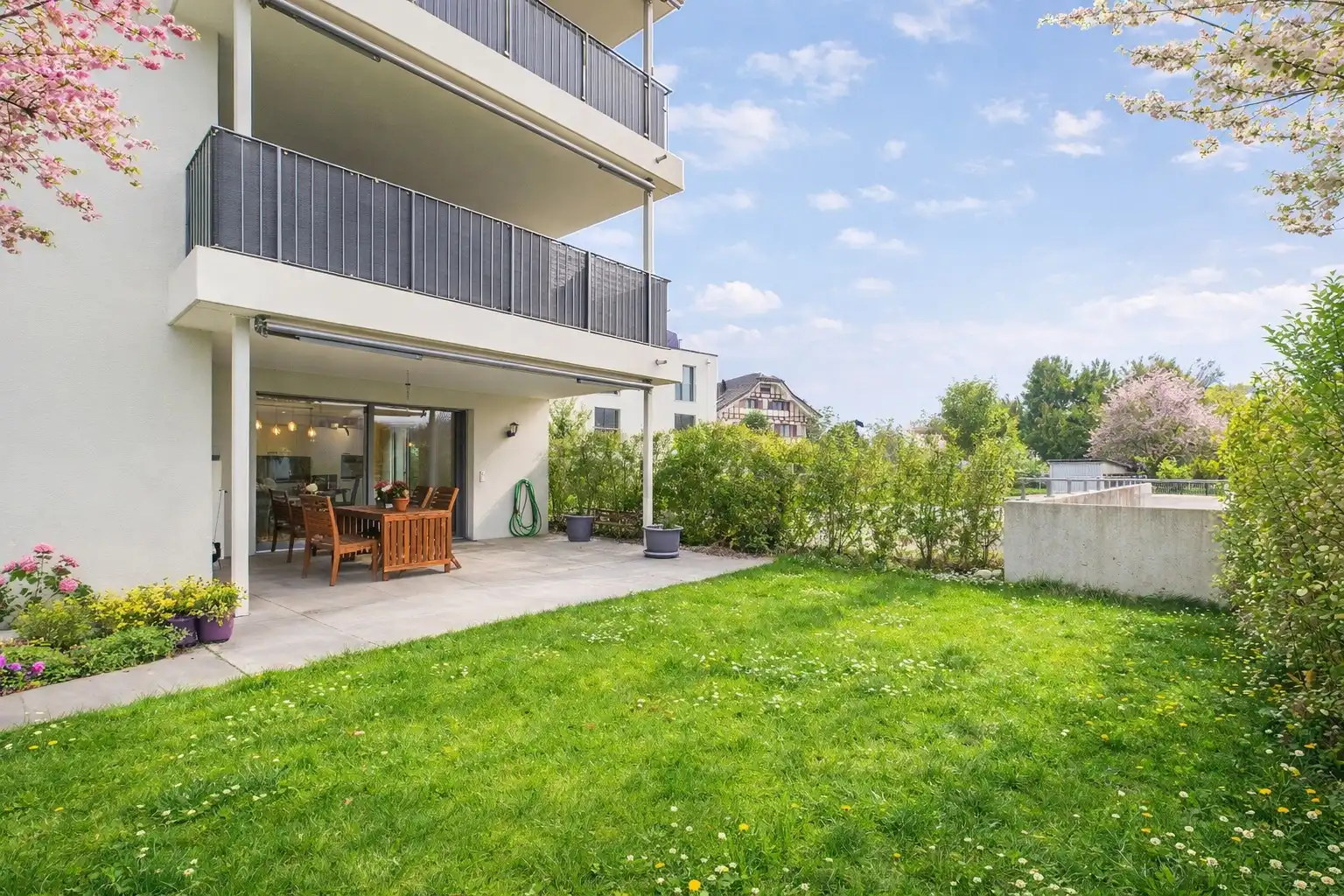 Strategisch Wohnen: Moderne Gartenwohnung – Nur 3 Min. zur A1