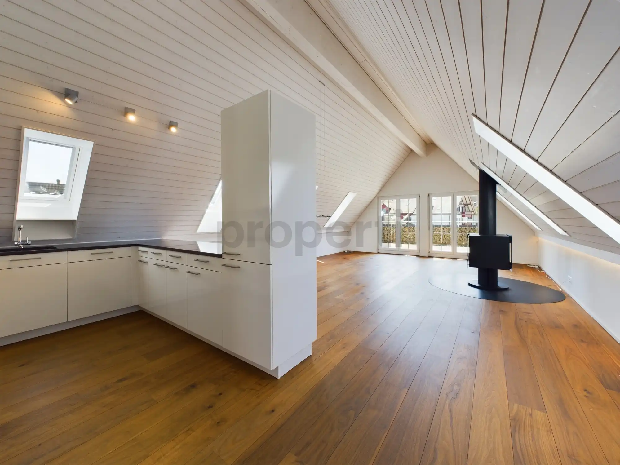 Stillvolle und gemütliche 3.5-Zimmer Dachwohnung mit Cheminée in Niederglatt