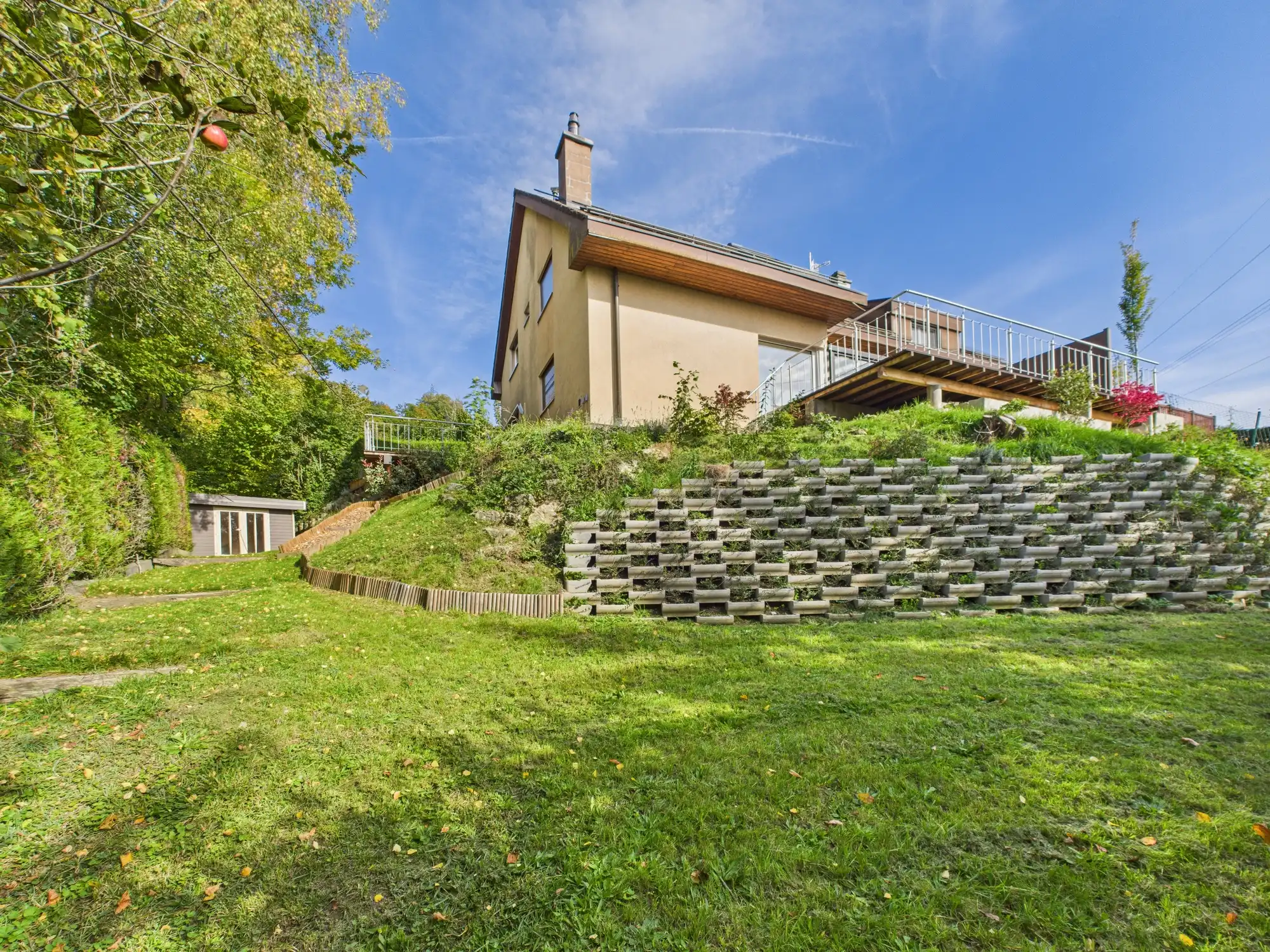 Maison jumelée rénovée de 5.5 pièces avec jardin, véranda et grand salon – cadre familial calme à Le Mont-sur-Lausanne