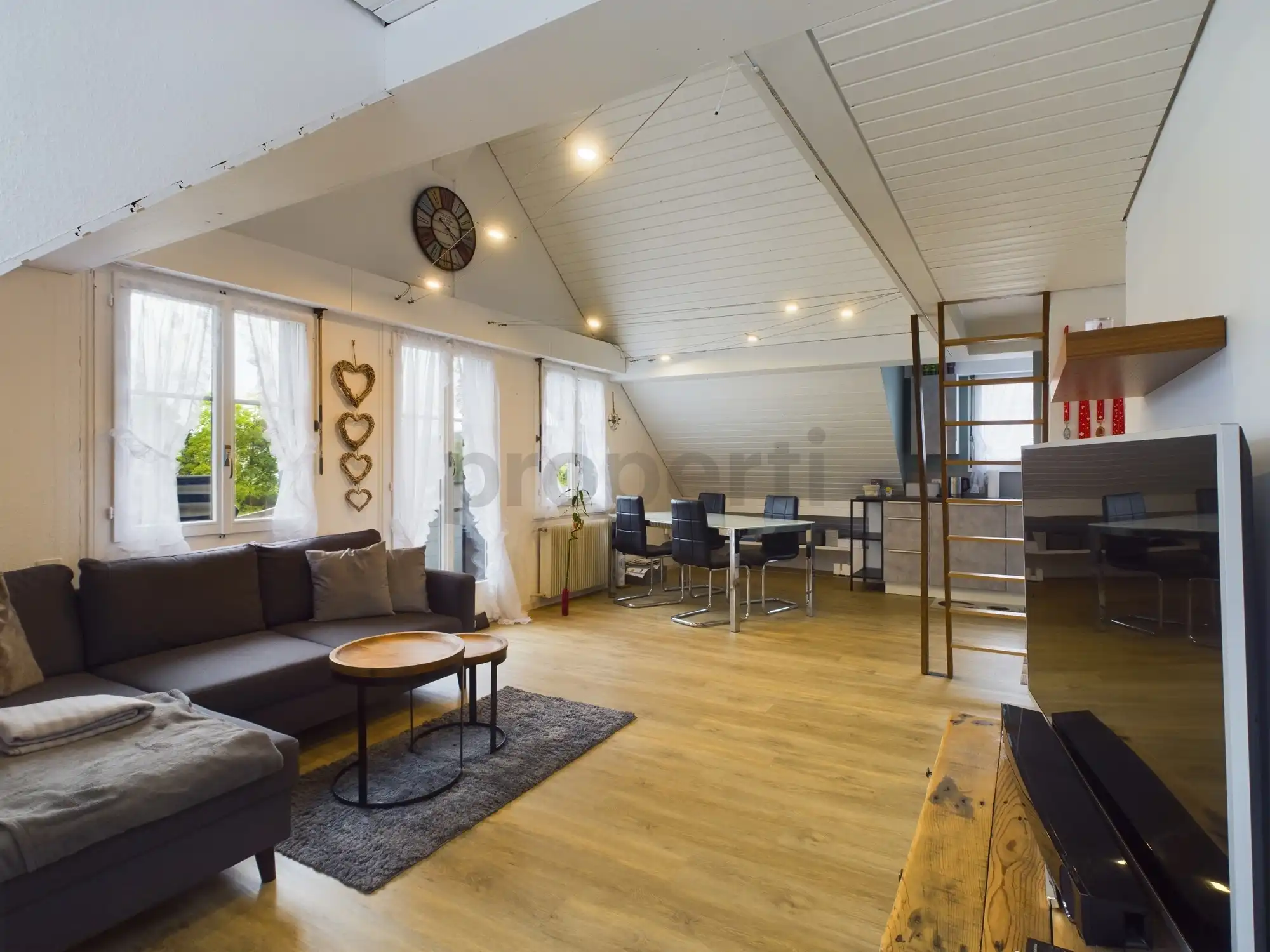 Heimelig 2.5-Zimmer-Wohnung mit Galerie und Aussicht in Uttigen