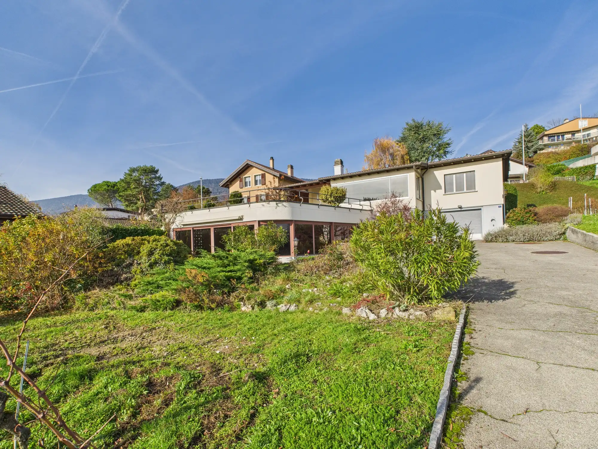 Villa avec piscine intérieure et vue imprenable sur le lac à Bevaix