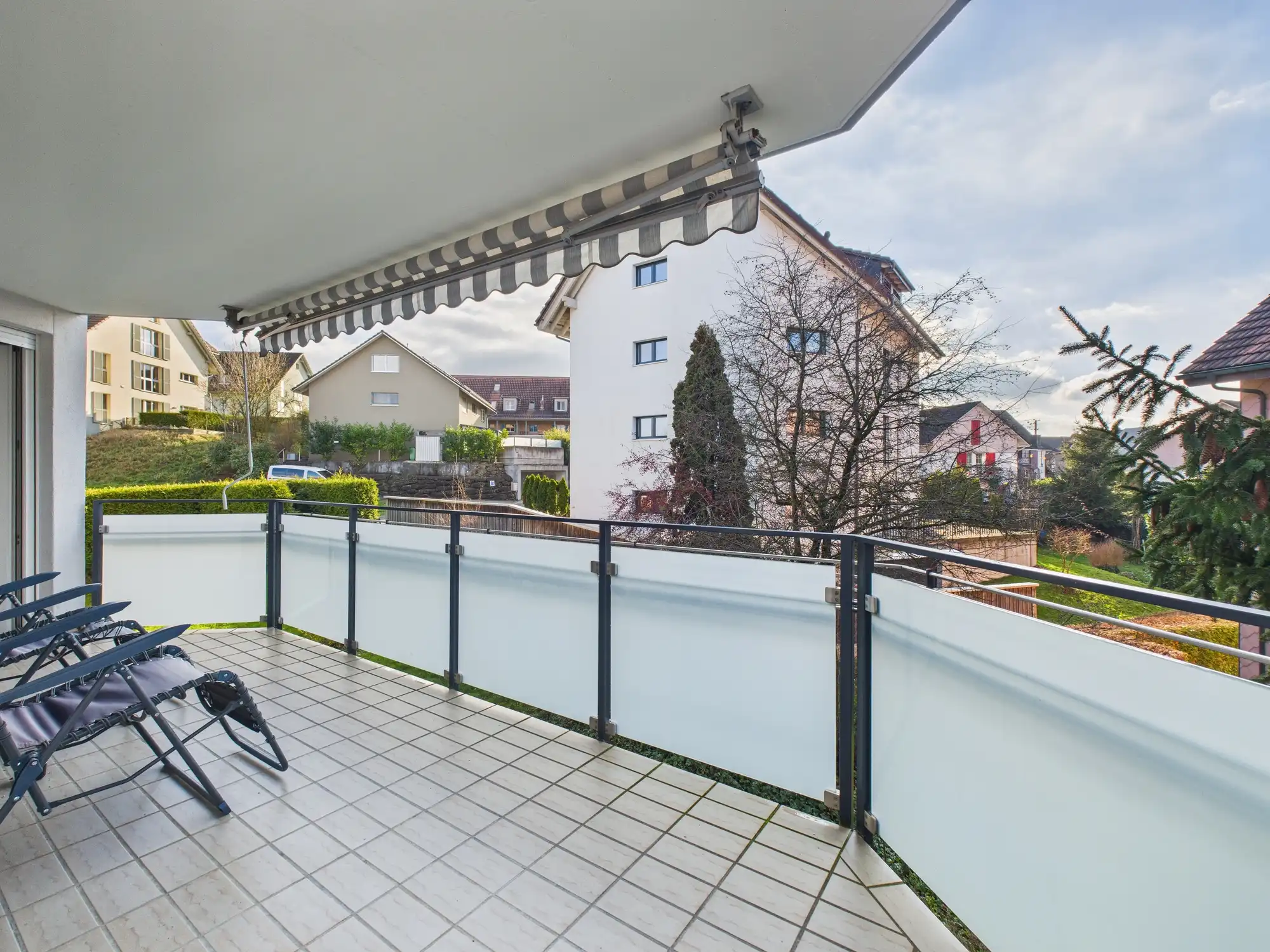 Traumhafte 1.5-Zimmer-Wohnung mit Balkon und Cheminée in Warth-Weiningen, TG