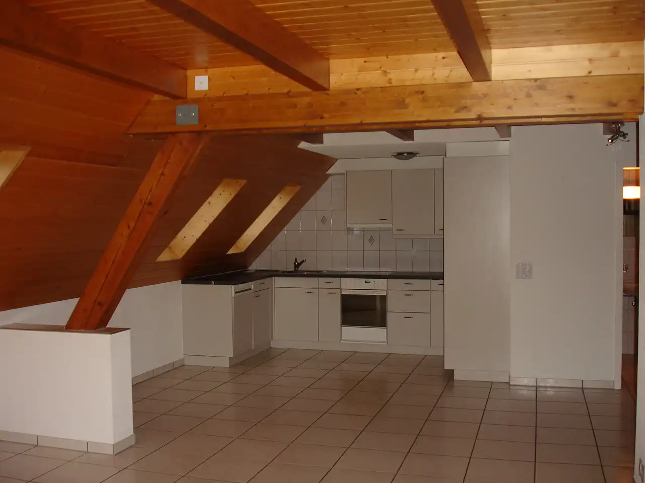 Charmante 4.5-Zimmer-Dachwohnung mit Kellerraum, Kerzers