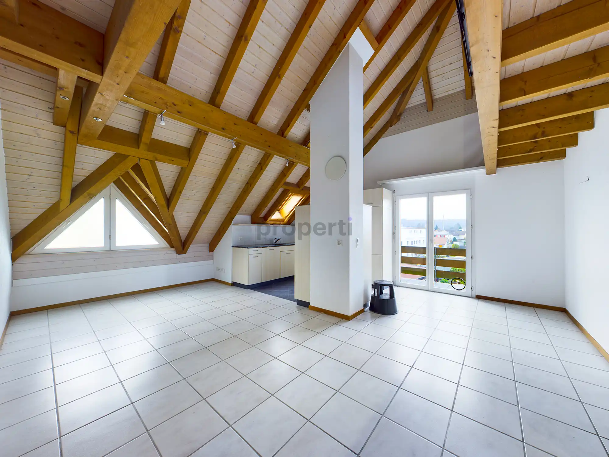 Grosszügige Wohnung mit Galerie und zwei Garagenboxen in der Einstellhalle