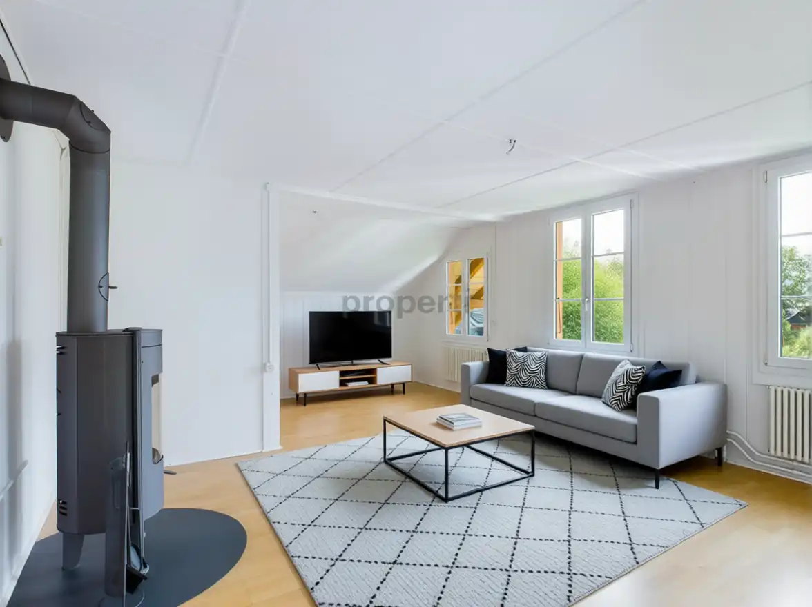 Charmante 4.5-Zimmer-Dachwohnung mit Balkon in Thierachern