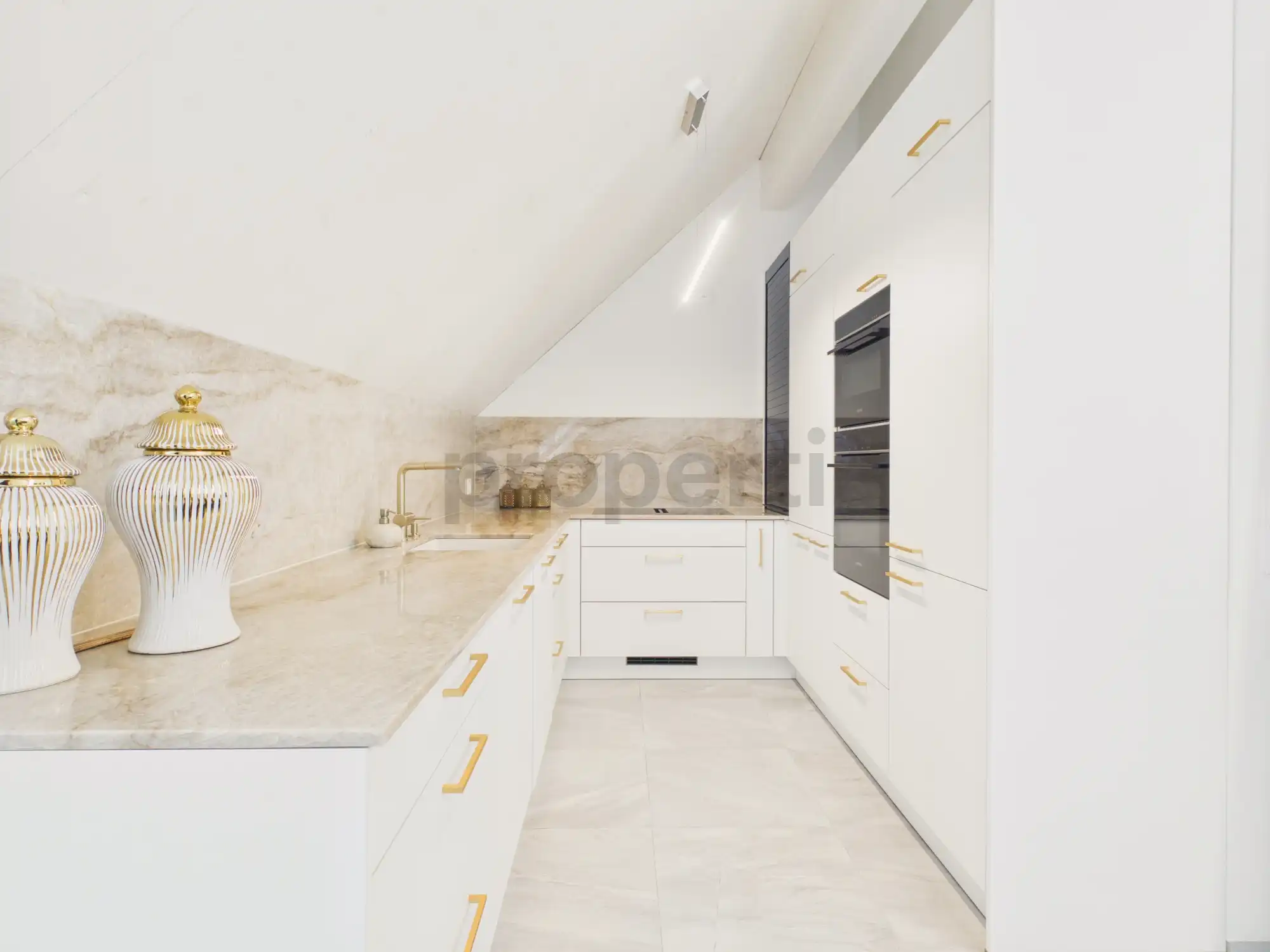 Neuwertige Maisonette-Wohnung (Baujahr 2024) mit Galerie & 3 Tiefgaragenplätzen