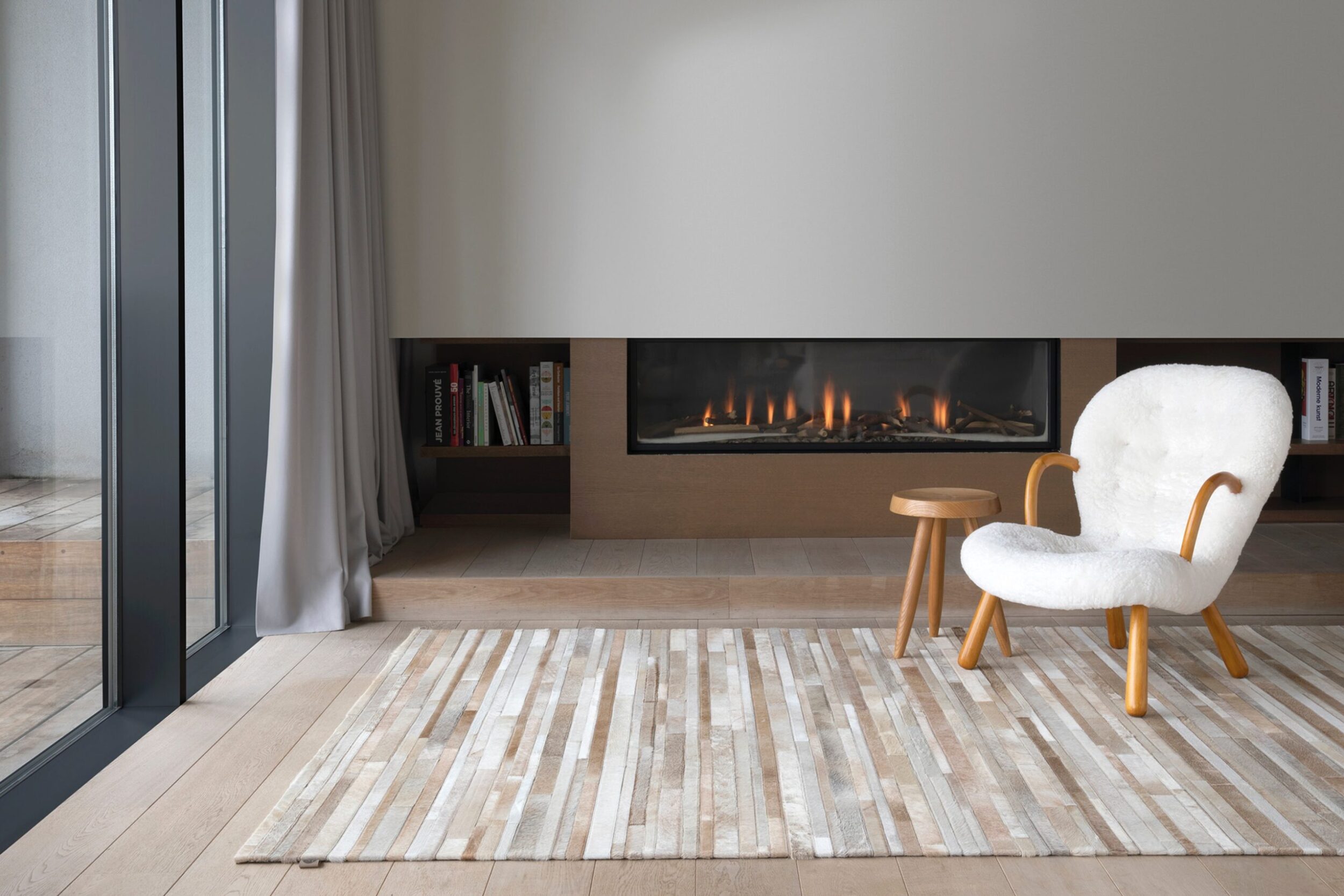 Wohnzimmer mit Kamin und Stuhl