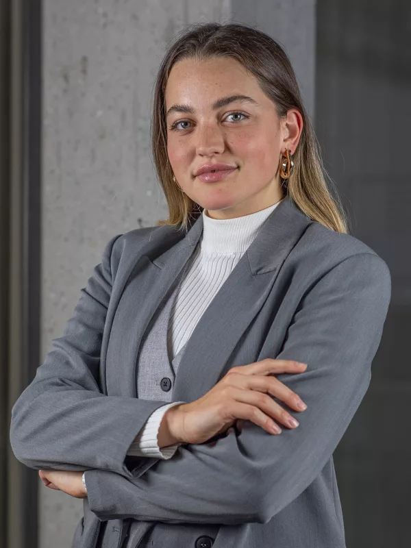 Romy Singer, agente immobiliare presso properti