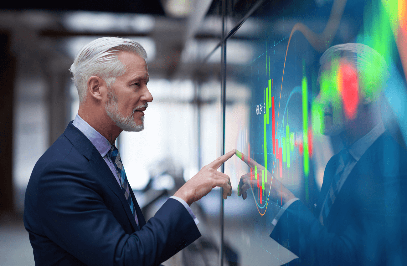 Ein Mann schaut sich eine Analyse zu Buy-to-let Immobilien an