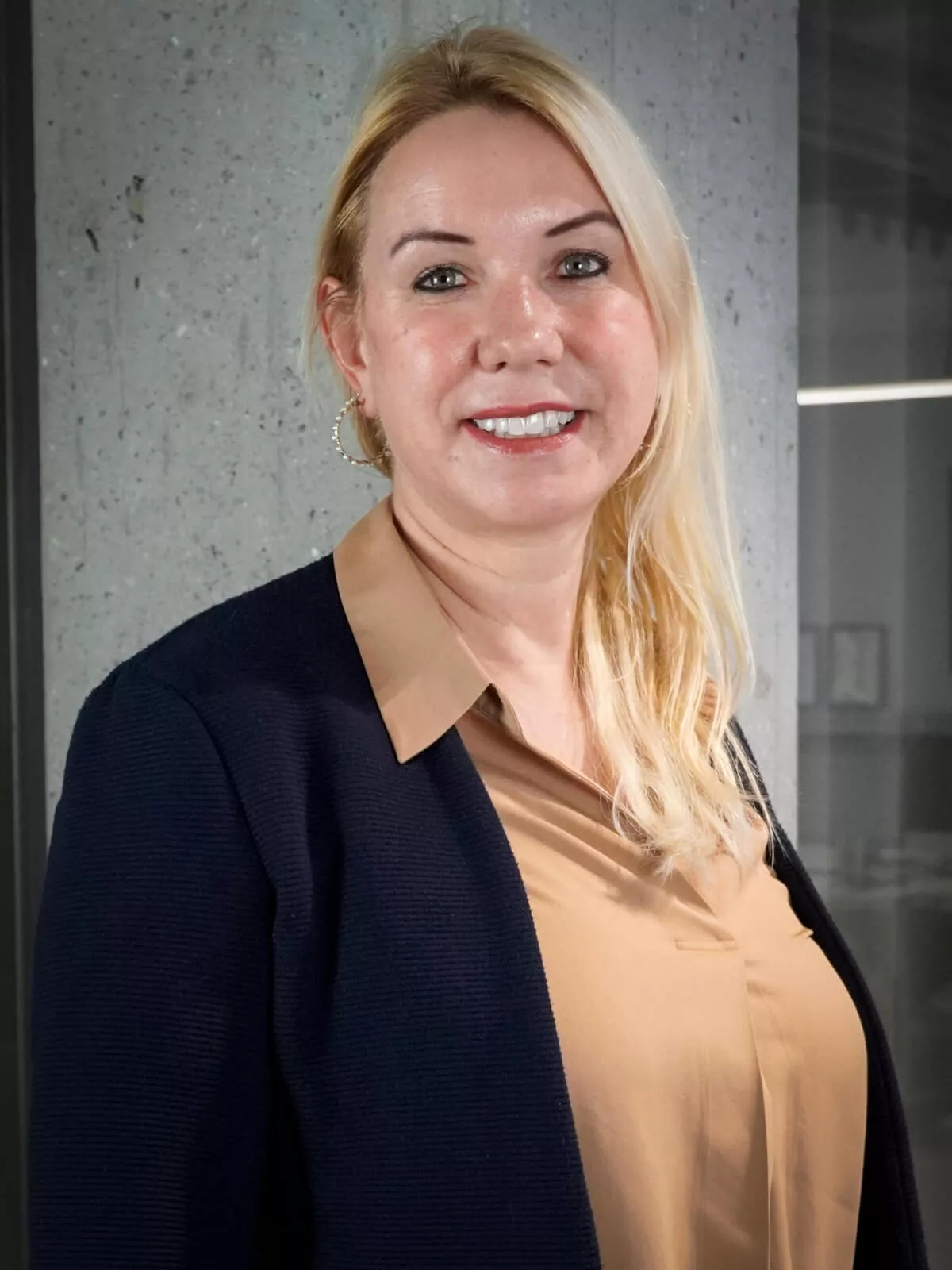 Foto ritratto dell'agente immobiliare Daniela Bolliger di properti