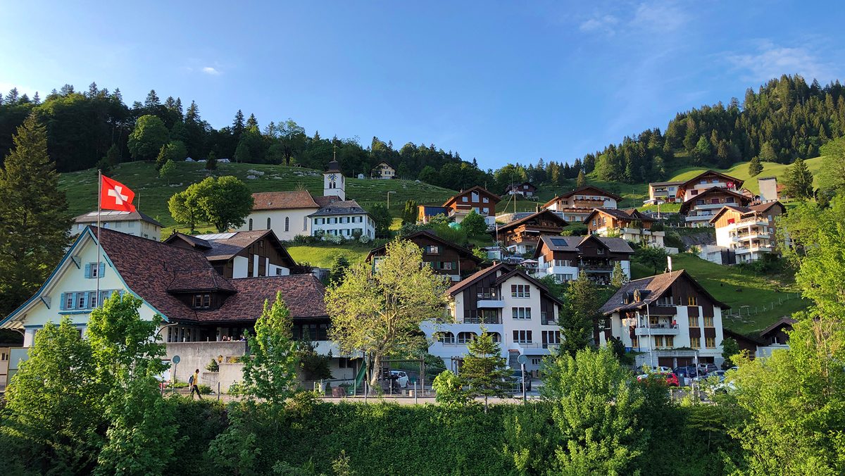 Dorf Innerthal im Wägital und am Alpensee Wägitalersee – Kanton Schwyz, Schweiz als Symbol für die Diskussion über die Abschaffung des Eigenmietwerts am 28. September.
