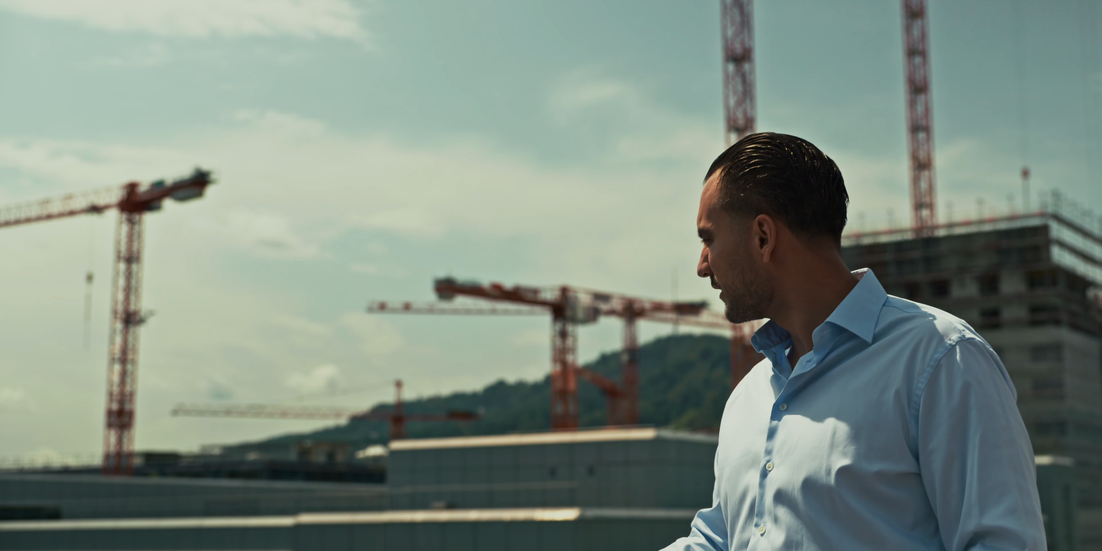 Levent Künzi - im Interview mit Swisspreneur - auf der Dachterasse mit Blick über Zürich